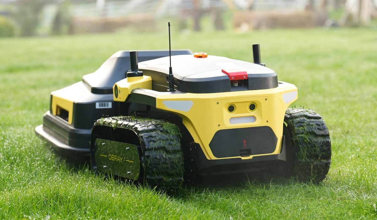 robottiruohonleikkuri nurmikolla
