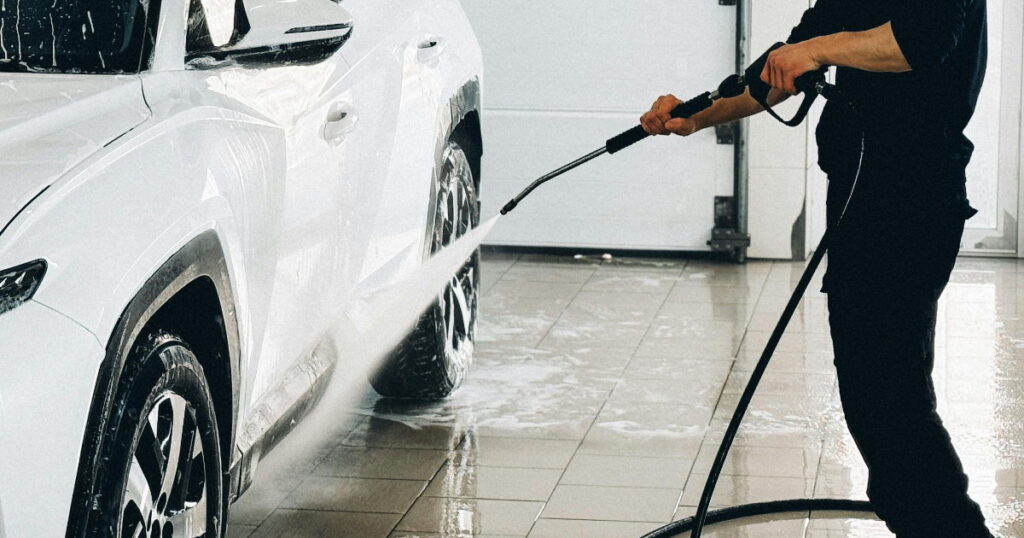 painepesuri auton pesussa