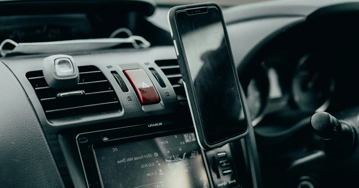 Paras puhelinteline autoon testi